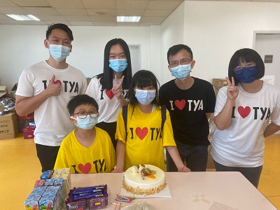 Boon Teck with TYA volunteers and children_lowres Boon Teck with TYA volunteers and children_lowres