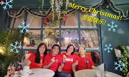 Veylin and family celebrating Christmas Veylin and family celebrating Christmas